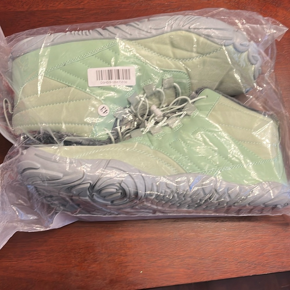 Green unisex shoes